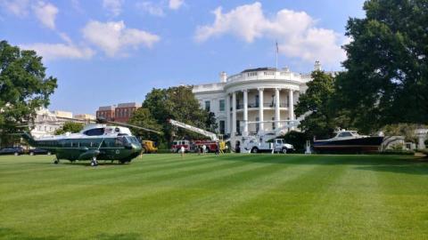 Hinckley parks on the White House lawn